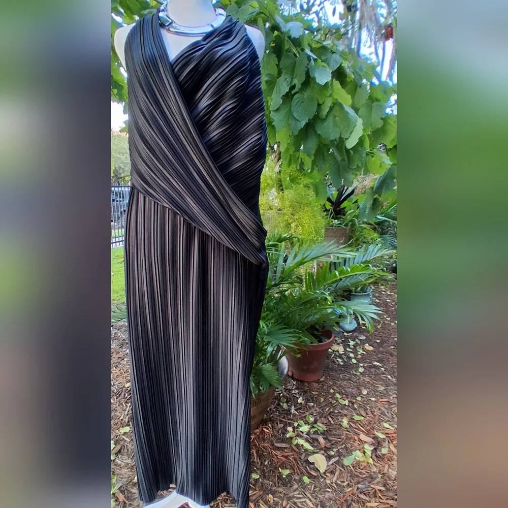🔥ASOS DRAPED Black PLISSE HALTER Maxi Dress Size 10 EUC - Picture 6 of 12